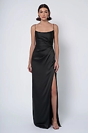 Kadın Siyah Pileli Yırtmaçlı Fermuarlı Lastik Askılı Kuşaklı Saten Uzun Abiye Elbise